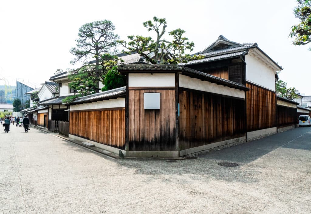 Bild aus Japan, traditionelles Haus mit verwitterter Yakisugi-Verkleidung