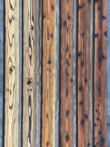 Pika-Pika-Bretter sortiert nach ihrer natürlichen Holzfarbe