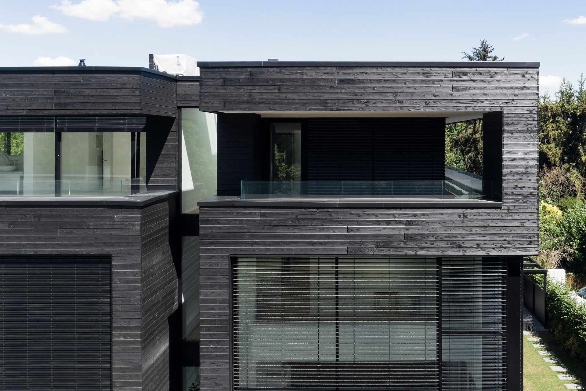 Doppelhaushälfte mit schwarzer Holzfassade