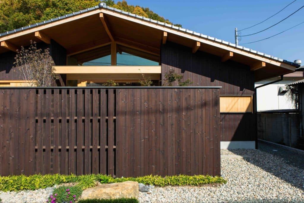 Japanisches Haus mit dunkelbrauner Holzverkleidung