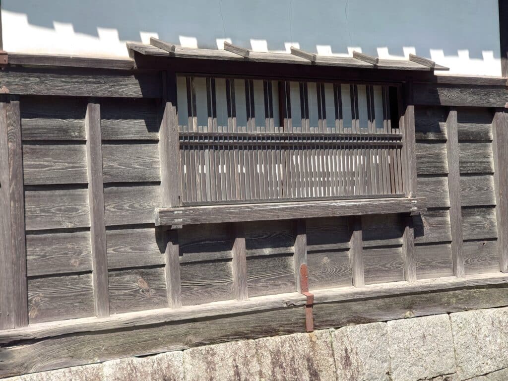 In die Holzverkleidung eines alten japanischen Hauses integrierte Fenster