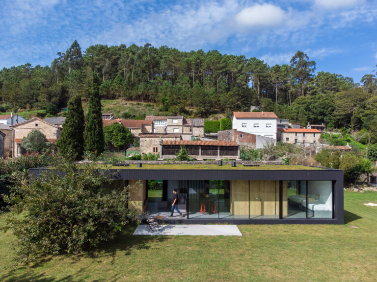 Gesamtansicht des Viro-Pavillons mit lokaler Landschaft