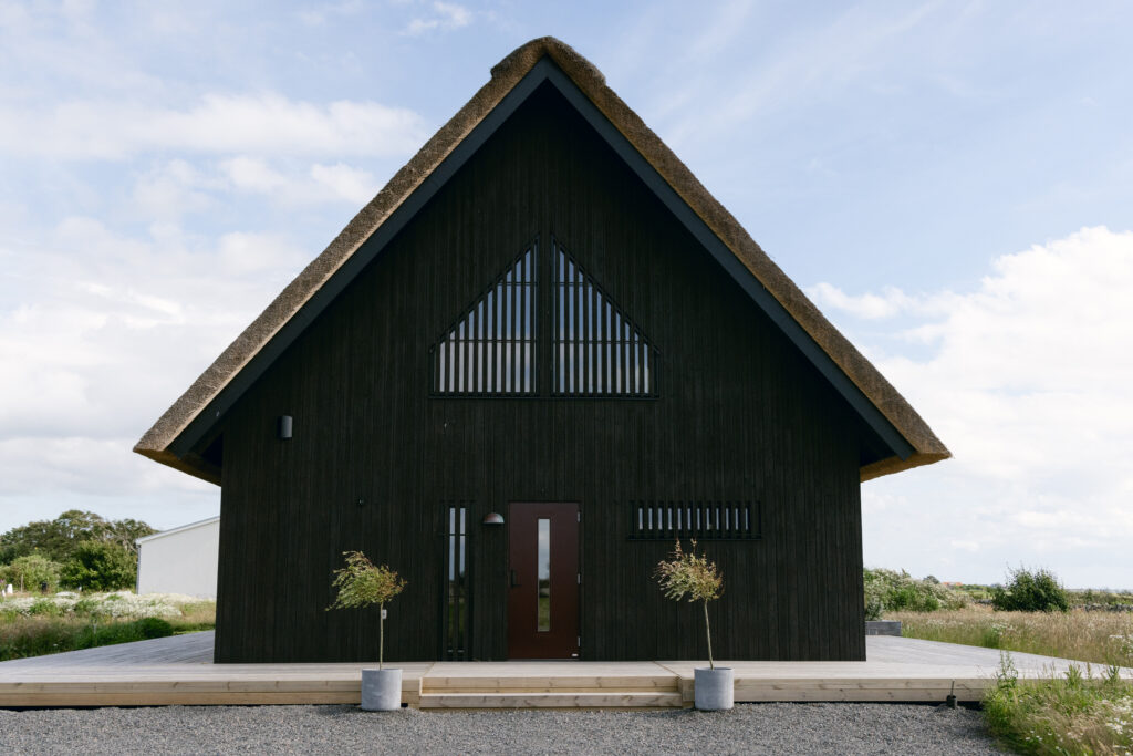 Gesamtansicht der Vorderseite des Suyaki Hauses