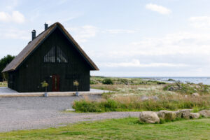 Vorderansicht eines Suyaki-Hauses